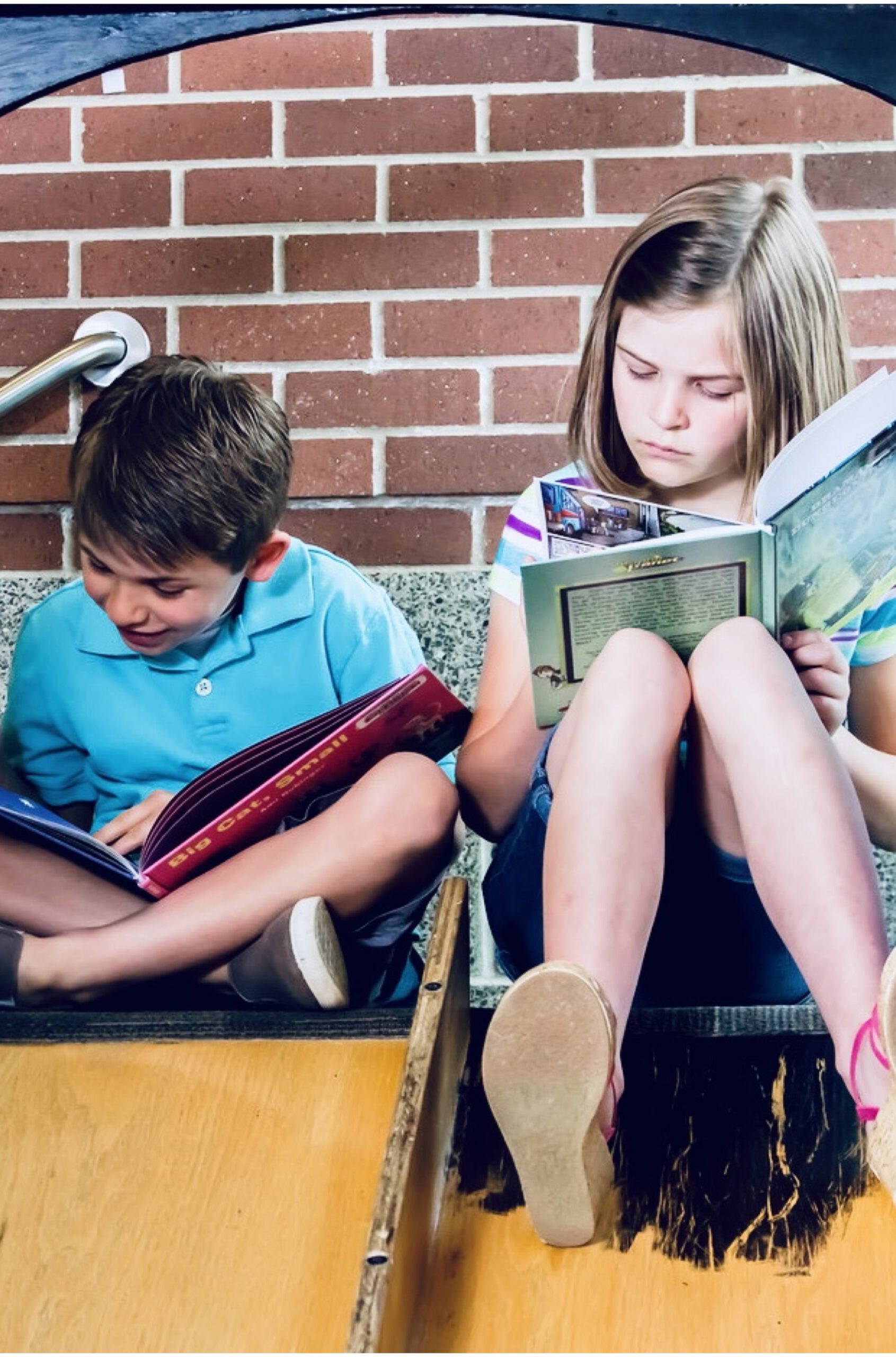 Ein Mädchen und ein Junge lesen ein Buch