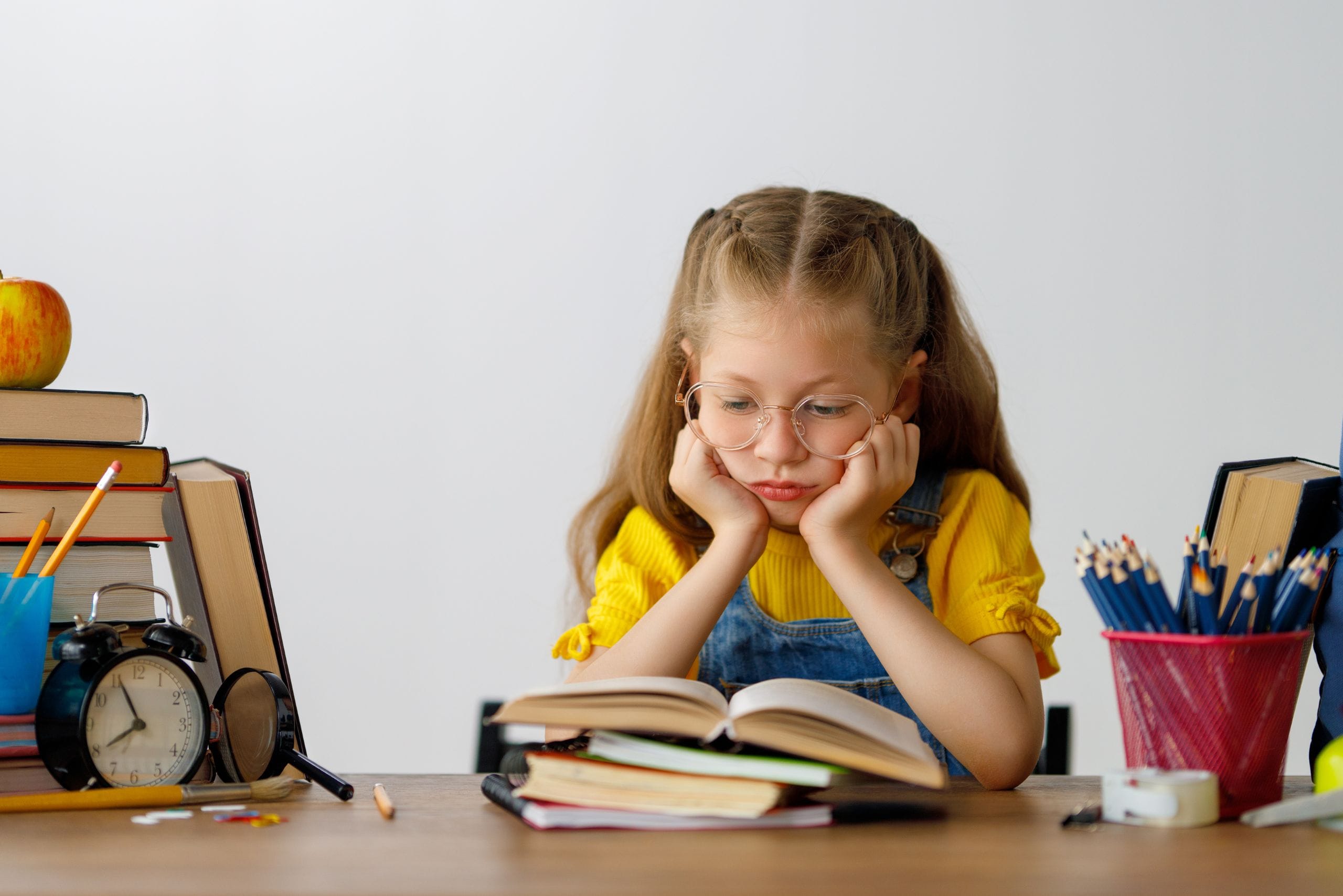 kleines Kind liest traurig Ein kleines Mädchen liest ein Buch